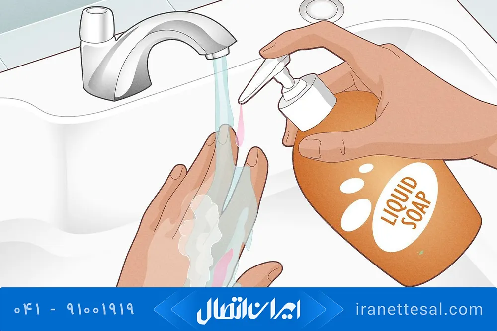 مایع دستشویی در نقش حلال چسب رازی روی دست