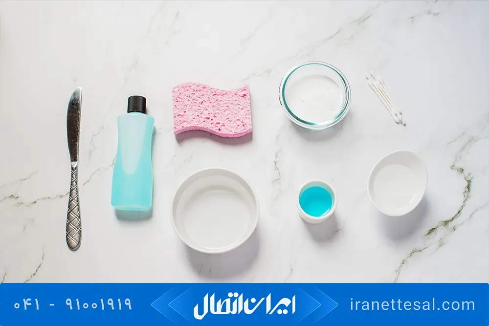 استفاده از صابون و مایع برای پاک کردن چسب رازی روی پلاستیک